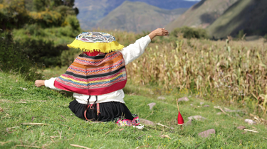 andean-woman-spinning-yarn-sacred-textiles-peru.webp__PID:60eb518e-f5dc-4613-9012-a7343e8fbc68