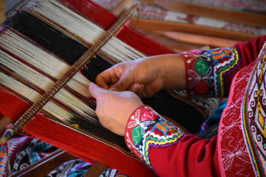 andean-woman-weaving-traditional-textile-hands-closeup.webp__PID:50d31b0f-1b25-4f25-bebe-a5b66834bbf4