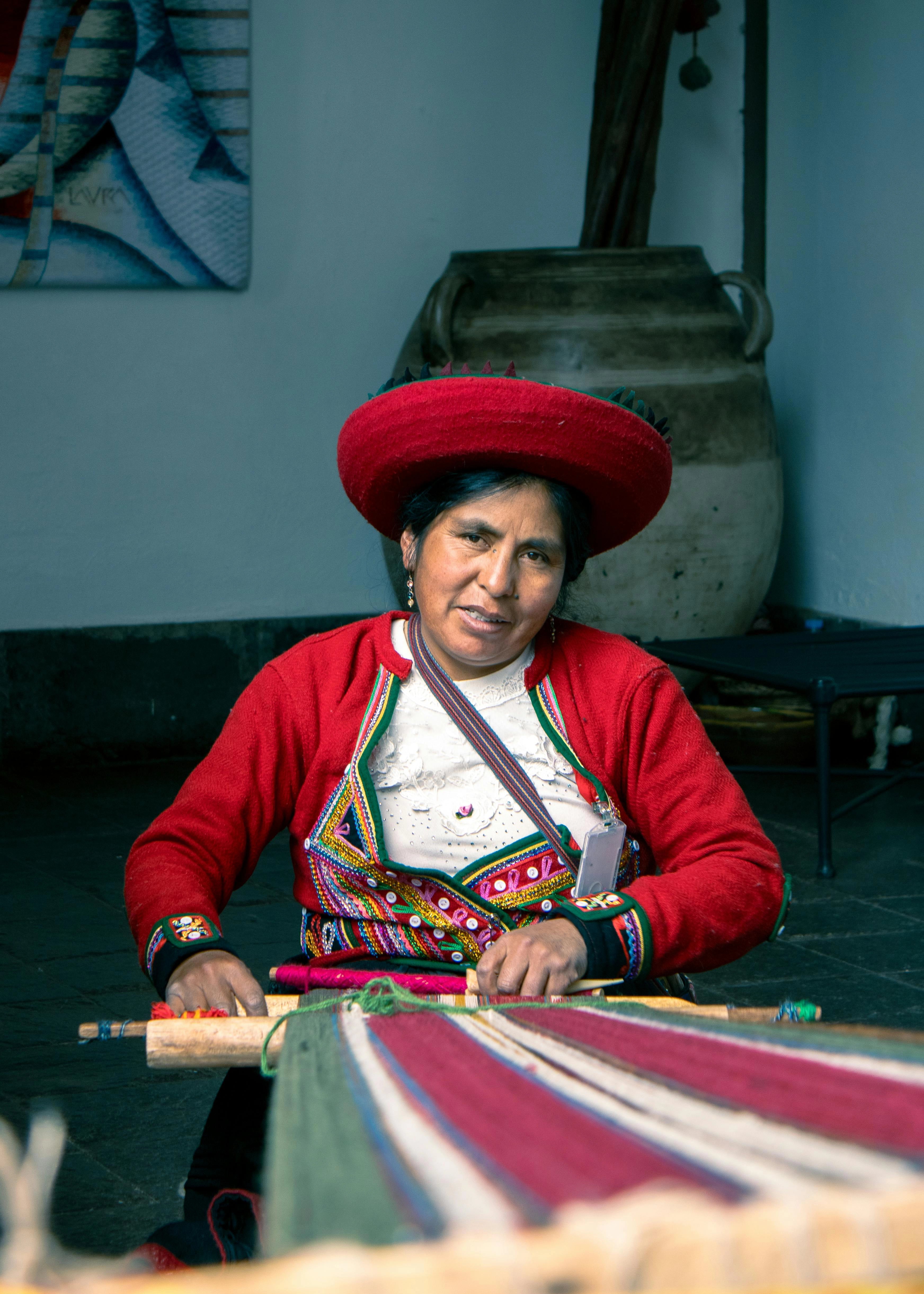 andean-woman-weaving-traditional-textiles-cusco-peru.webp__PID:1d7b7f70-809d-4622-a7c8-b9e23627db8d