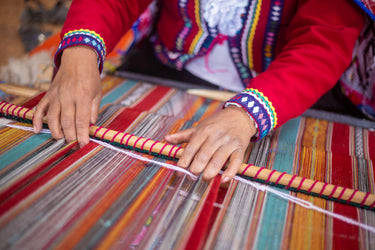 andean-woman-weaving-traditional-textiles-peru.webp__PID:fbf6acde-136a-468f-b9a6-071b16df1fa9