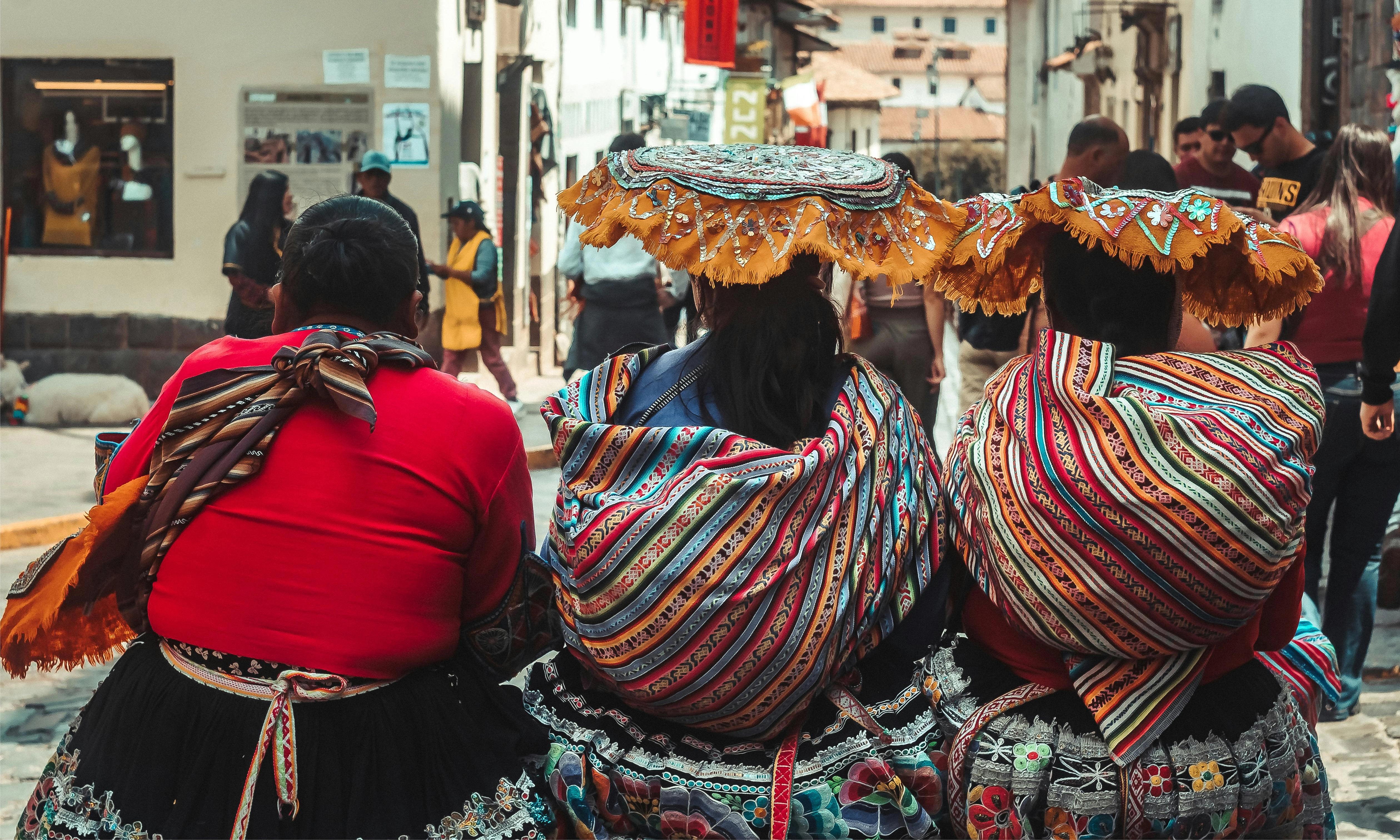 andean-women-artisans-traditional-clothing-peru.webp__PID:5f7724ac-ec56-4b3f-b01b-744d7d4328c7