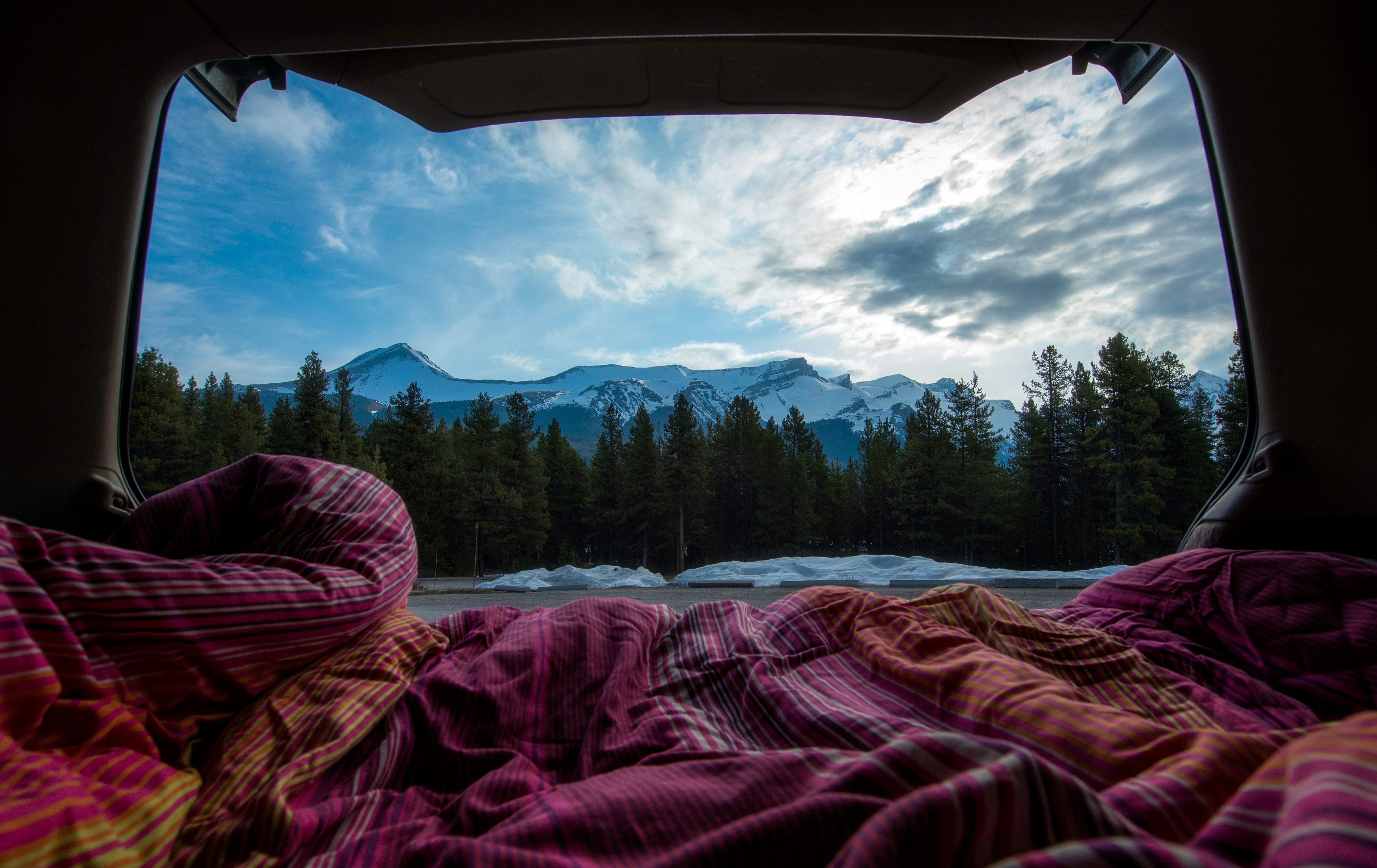 winter-camping-cozy-sleeping-bag-mountain-view.webp__PID:44912bcb-0224-49f5-a041-a9f697eb3e3a