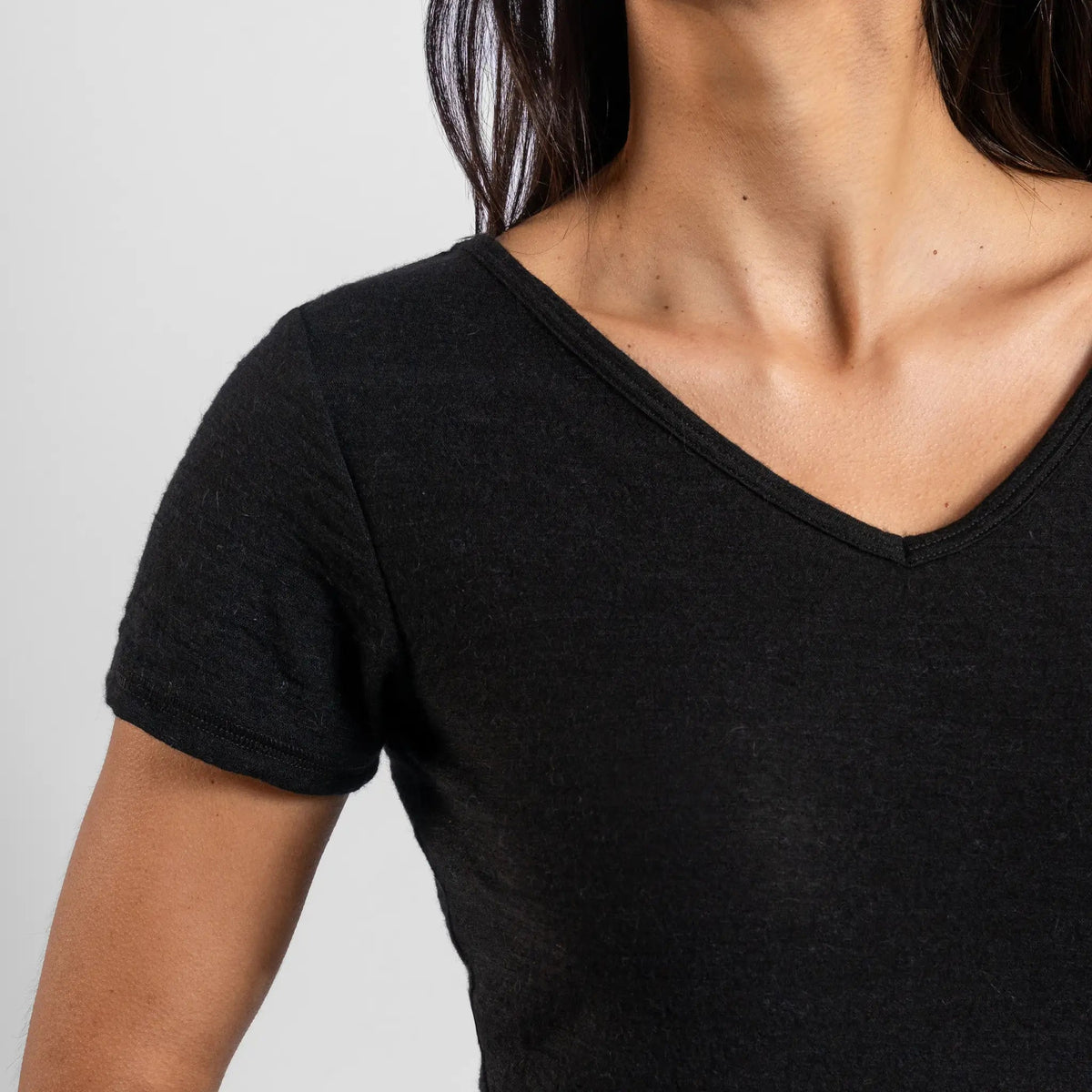 Women's Alpaca Wool T-Shirt: 160 Ultralight V-Neck color black